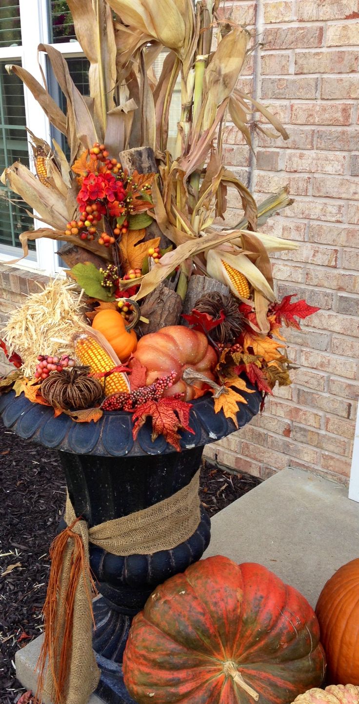 41 Cozy Thanksgiving Porch Décor Ideas | DigsDigs