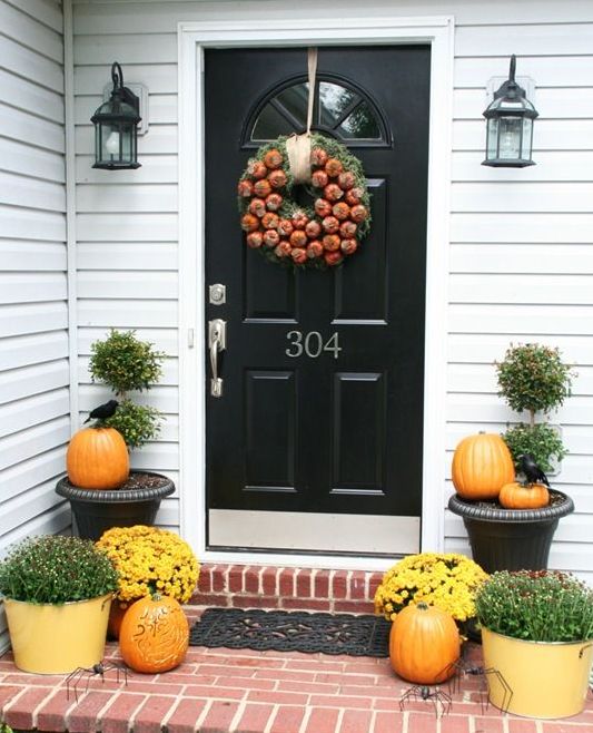 47 Cute And Inviting Fall Front Door Décor Ideas | DigsDigs