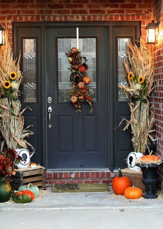 67 Cute And Inviting Fall Front Door Décor Ideas - DigsDigs