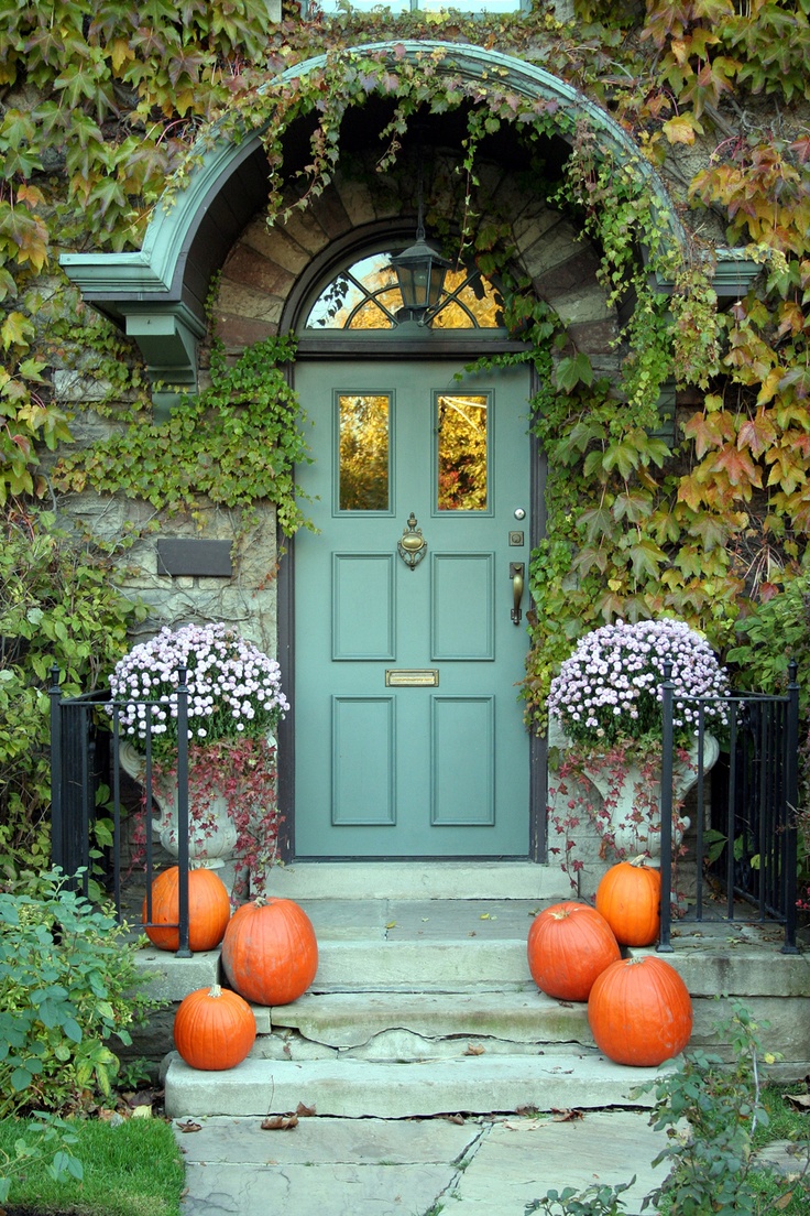 47 Cute And Inviting Fall Front Door Décor Ideas | DigsDigs