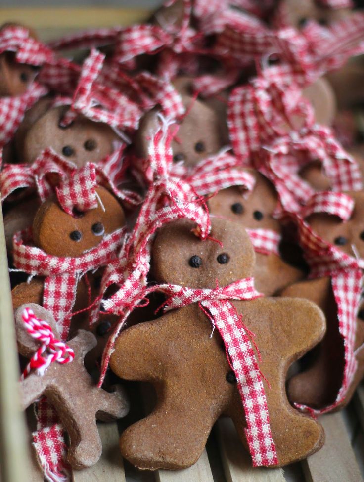 32 delicious gingerbread christmas home decorations digsdigs 32 delicious gingerbread christmas home decorations digsdigs