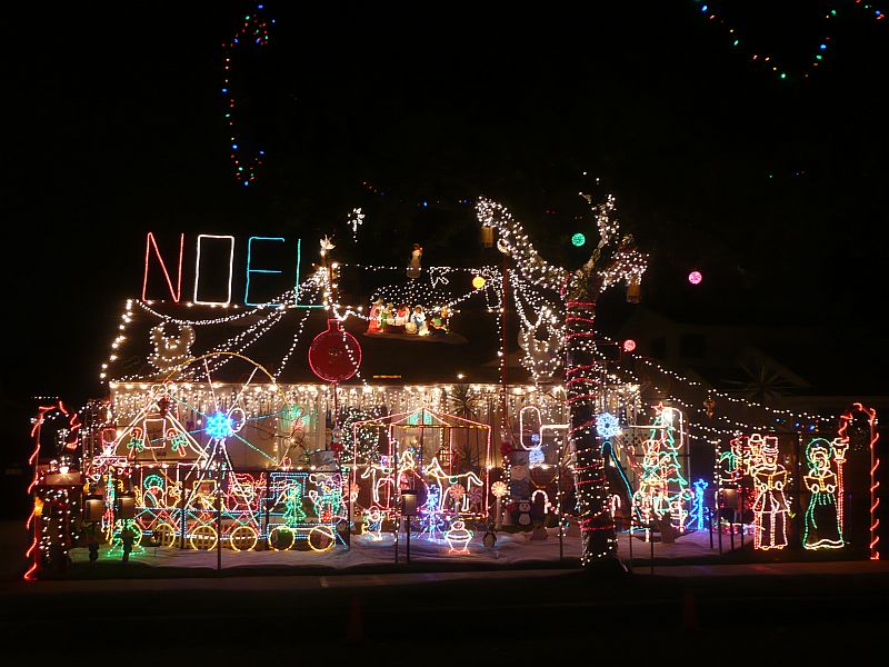 Top 10 Biggest Outdoor Christmas Lights House Decorations | DigsDigs