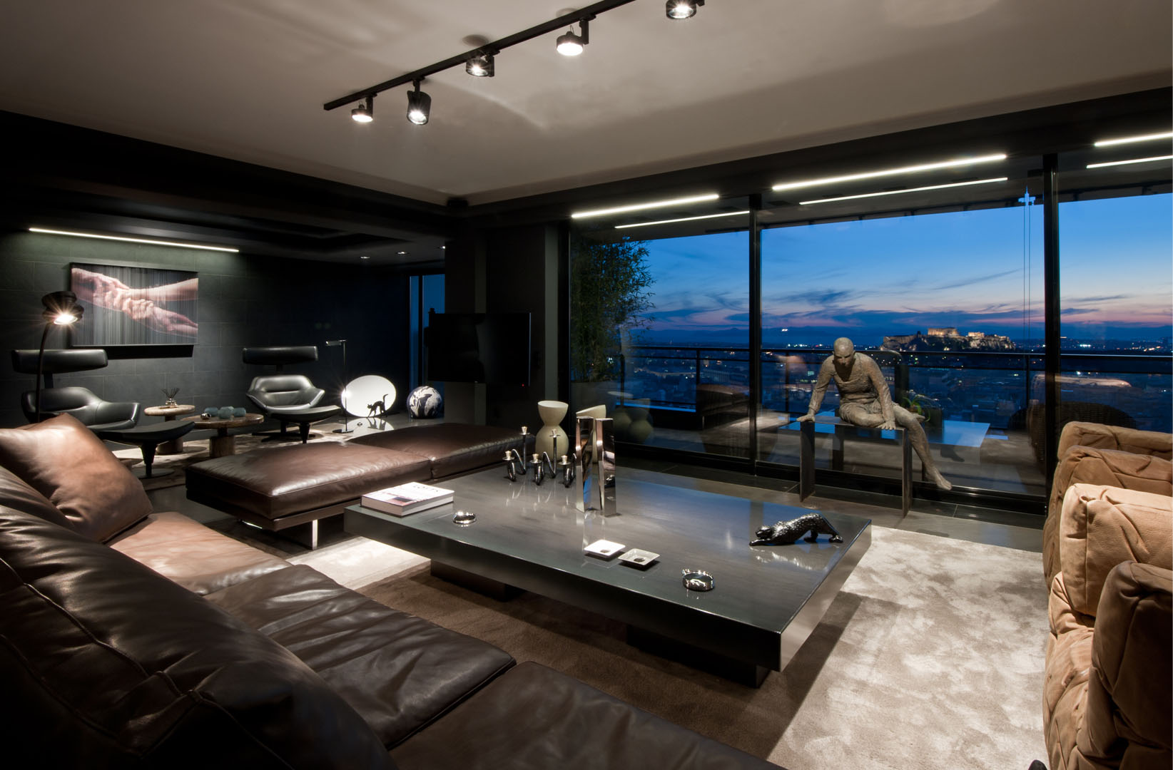 Dramatic And Luxurious Apartment In Dark Colors 1 