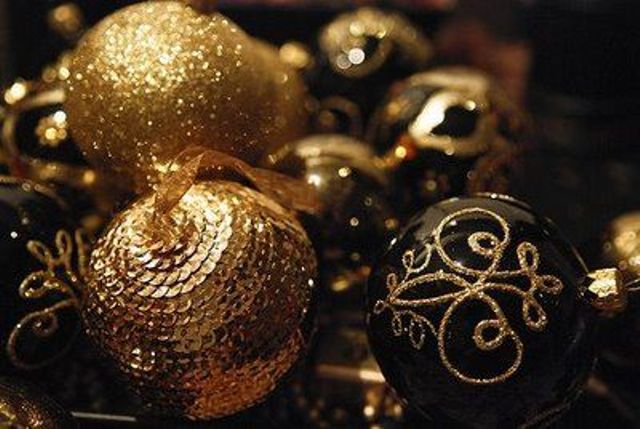 36 Super Elegant Black And Gold Christmas Décor Ideas | DigsDigs