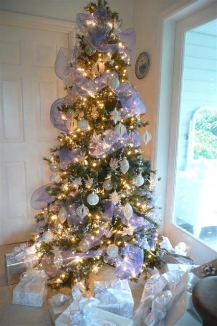 exciting-silver-and-white-christmas-tree-decorations-10.jpg
