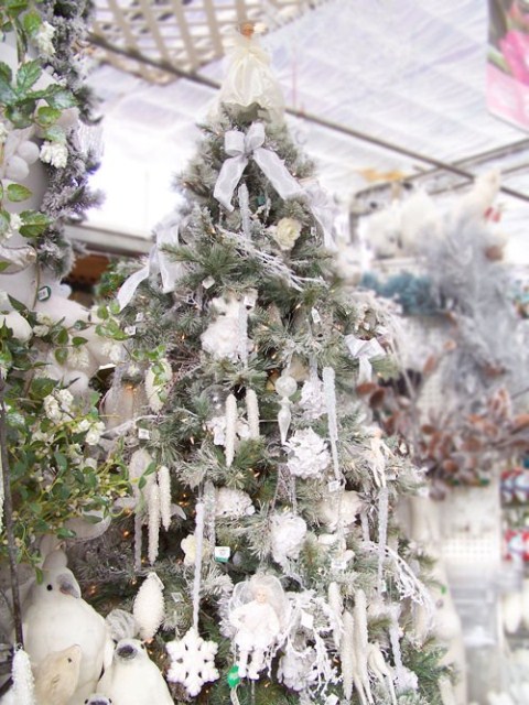 33 Exciting Silver And White Christmas Tree Decorations | DigsDigs