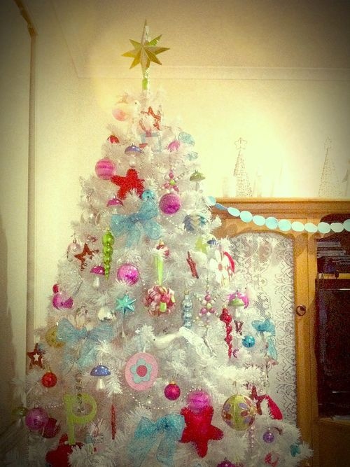 exciting-silver-and-white-christmas-tree-decorations-21.jpg