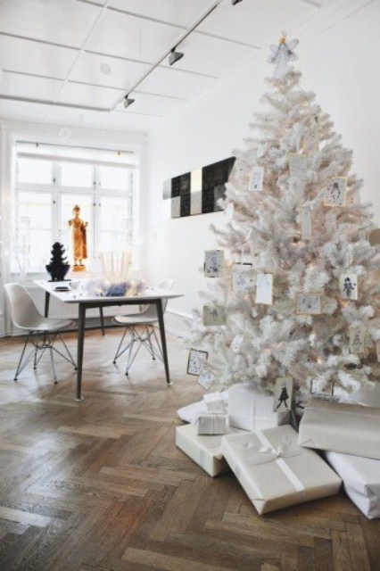 exciting-silver-and-white-christmas-tree-decorations-23.jpg