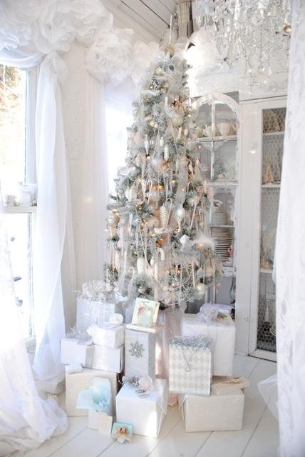 33 Exciting Silver And White Christmas Tree Decorations | DigsDigs