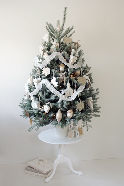 exciting-silver-and-white-christmas-tree-decorations-27.jpg