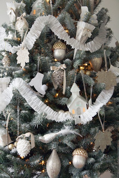 exciting-silver-and-white-christmas-tree-decorations-32.jpg