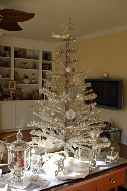 exciting-silver-and-white-christmas-tree-decorations-8.jpg