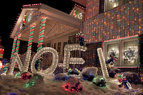 Top 10 Biggest Outdoor Christmas Lights House Decorations | DigsDigs