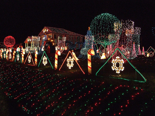 Top 10 Biggest Outdoor Christmas Lights House Decorations | DigsDigs