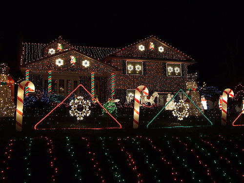 Top 10 Biggest Outdoor Christmas Lights House Decorations | DigsDigs