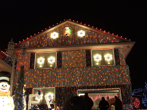 Top 10 Biggest Outdoor Christmas Lights House Decorations | DigsDigs