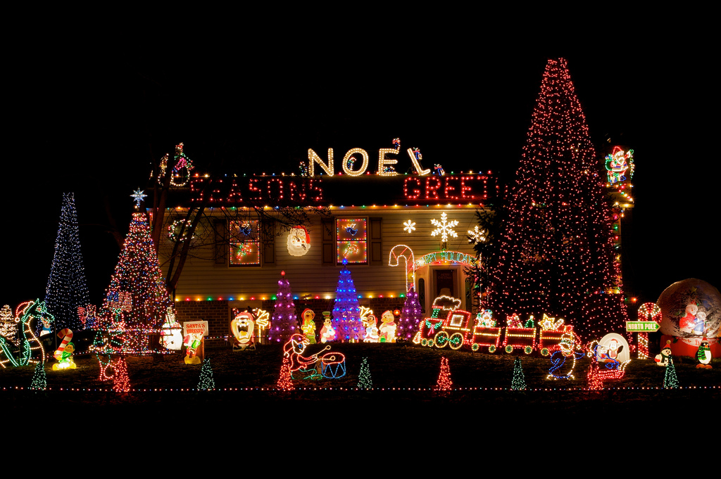 Top 10 Biggest Outdoor Christmas Lights House Decorations | DigsDigs