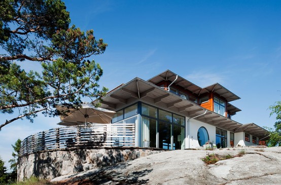 Functional Minimalist House For Large Family