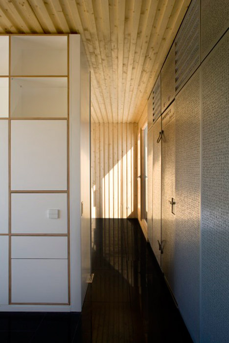 Futuristic Modular Spaceship Home On Metal Legs Futuristic Modular Spaceship Home On Metal Legs