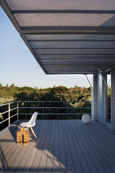 Futuristic Modular Spaceship Home On Metal Legs Futuristic Modular Spaceship Home On Metal Legs