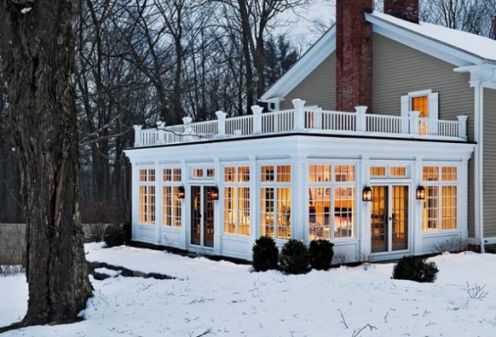 great sunroom surrounded by winter 554x377 Chia sẻ bộ sưu tập 55 thiết kế nhà kính tuyệt đẹp