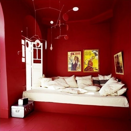 24 Hot Cranberry Monochromatic Rooms - DigsDigs
