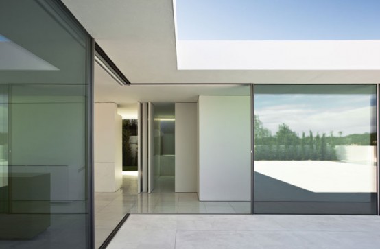 House Designed To Maximize The Feeling Of Spaciousness
