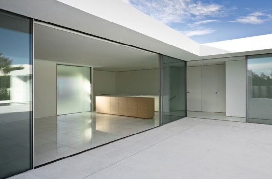 House Designed To Maximize The Feeling Of Spaciousness
