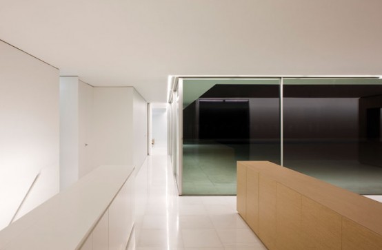 House Designed To Maximize The Feeling Of Spaciousness