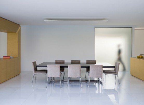 House Designed To Maximize The Feeling Of Spaciousness