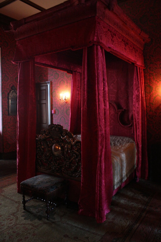 26 Impressive Gothic Bedroom Design Ideas - DigsDigs