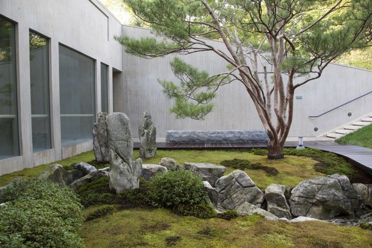 27 Calm Japanese-Inspired Courtyard Ideas | DigsDigs