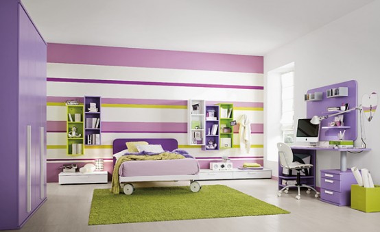 Luxus-Kinderzimmer-mit-lila-Bett-und-Büro-gestreiften-Wand-und-grünen-weichen-Teppich