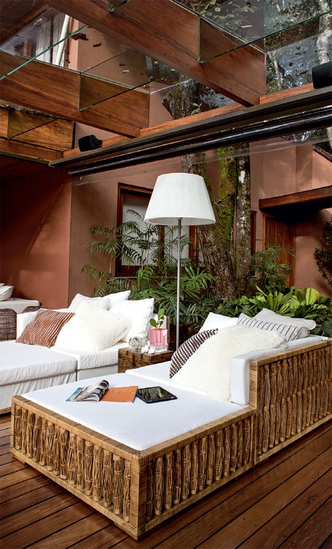 Luxurious summer veranda design with glass walls and ceiling ... Véranda désign Une
