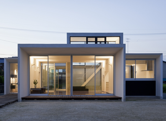 Minimalist House Design That Consist Of Small Rectangular ...
