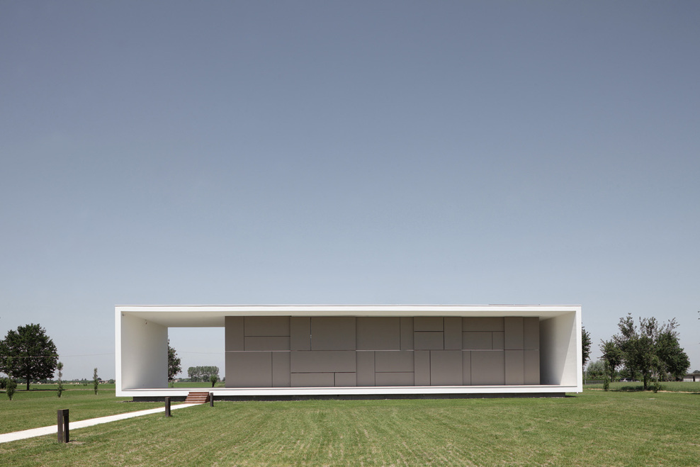 Minimalist Italian House On a Flat Open Space cittaarchitettura,energy efficient house,energy efficient house design,energy efficient houses,italian house design,italian houses,minimalist home,minimalist house,minimalist home designs