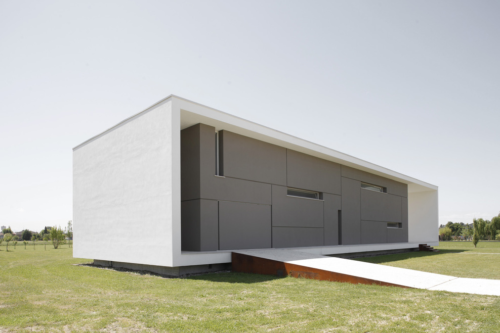 Minimalist Italian House On a Flat Open Space cittaarchitettura,energy efficient house,energy efficient house design,energy efficient houses,italian house design,italian houses,minimalist home,minimalist house,minimalist home designs