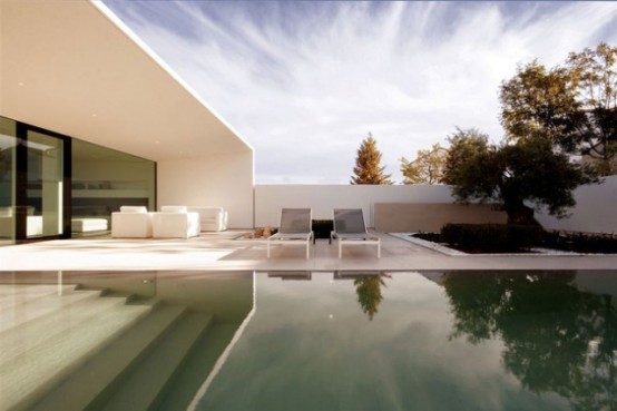 Minimalist White House In Lido Island Venezia