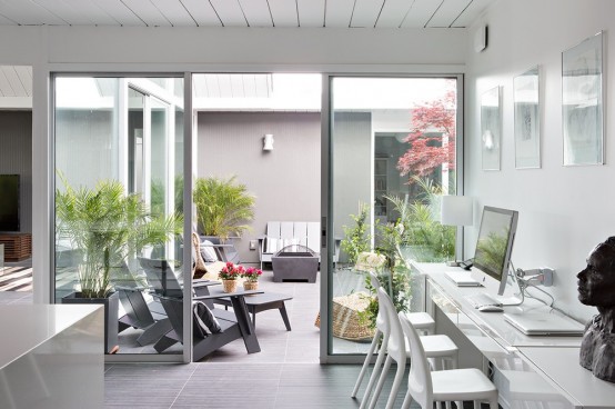 Modern And Relaxed California House With An Inner Patio