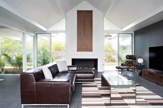 Modern And Relaxed California House With An Inner Patio