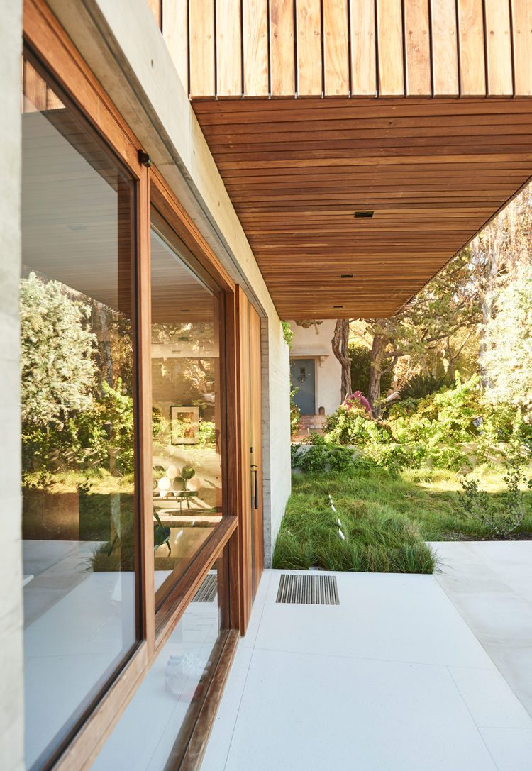 Modern And Stylish Home Embracing The Surroundings