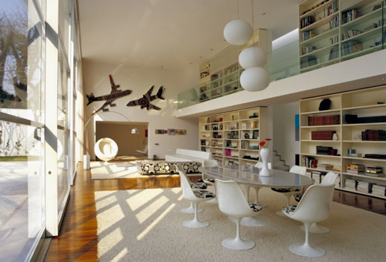 Modern Casa With Great Library