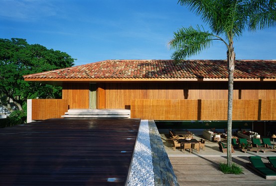 Natural Minimalism In Open Beach House Design