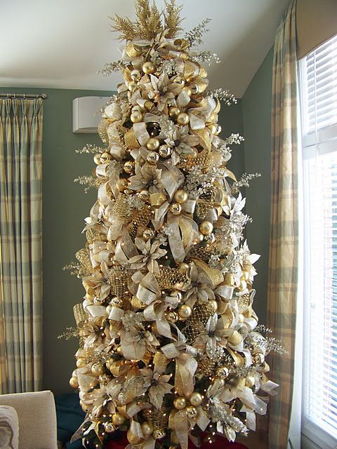 44 Refined Gold And White Christmas Décor Ideas - DigsDigs