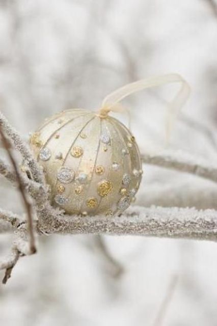 44 refined gold and white christmas d 233 cor ideas digsdigs 44 refined gold and white christmas d 233 cor ideas digsdigs