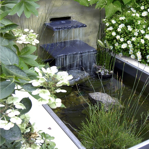 Modern Small Falls House Garden | World Trend House Design Ideas