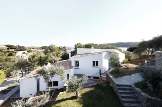 Rustic House With Massive Rock Formations In The Interior Rustic House With Massive Rock Formations In The Interior