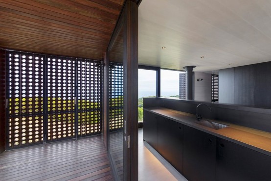 Small Moonlight Cabin That Embraces Outdoors