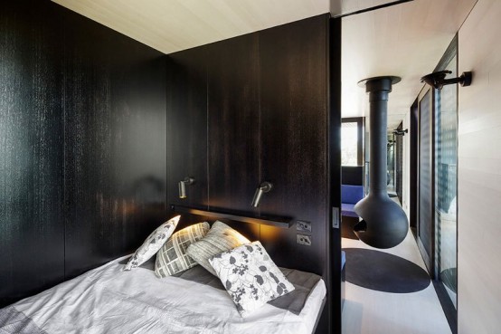 Small Moonlight Cabin That Embraces Outdoors