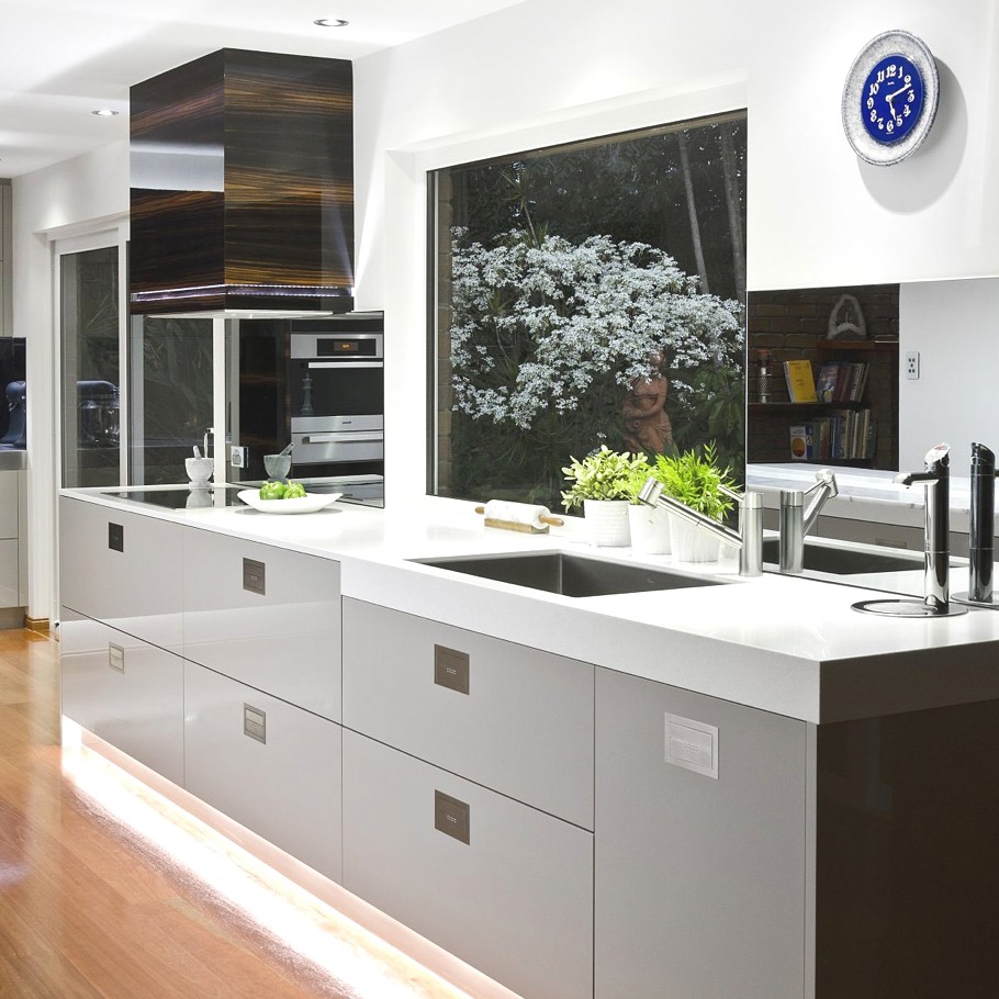 Sophisticated Minimalist Black And White Kitchen Design | DigsDigs